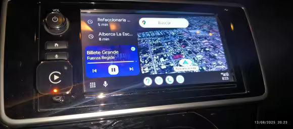 דשבורד עם CarPlay והמתאם מחובר