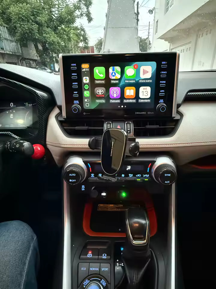 דשבורד עם CarPlay והמתאם מחובר