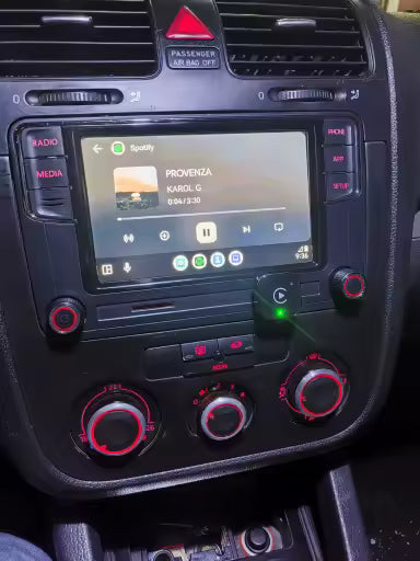דשבורד עם CarPlay והמתאם מחובר