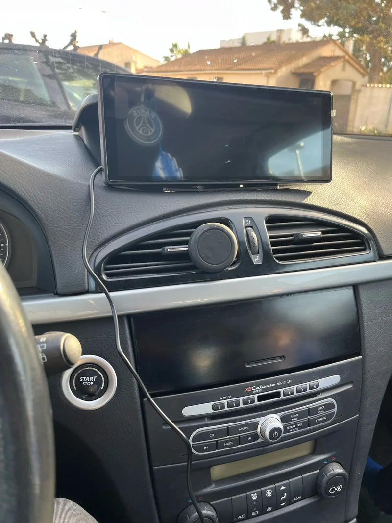 דשבורד עם CarPlay והמתאם מחובר