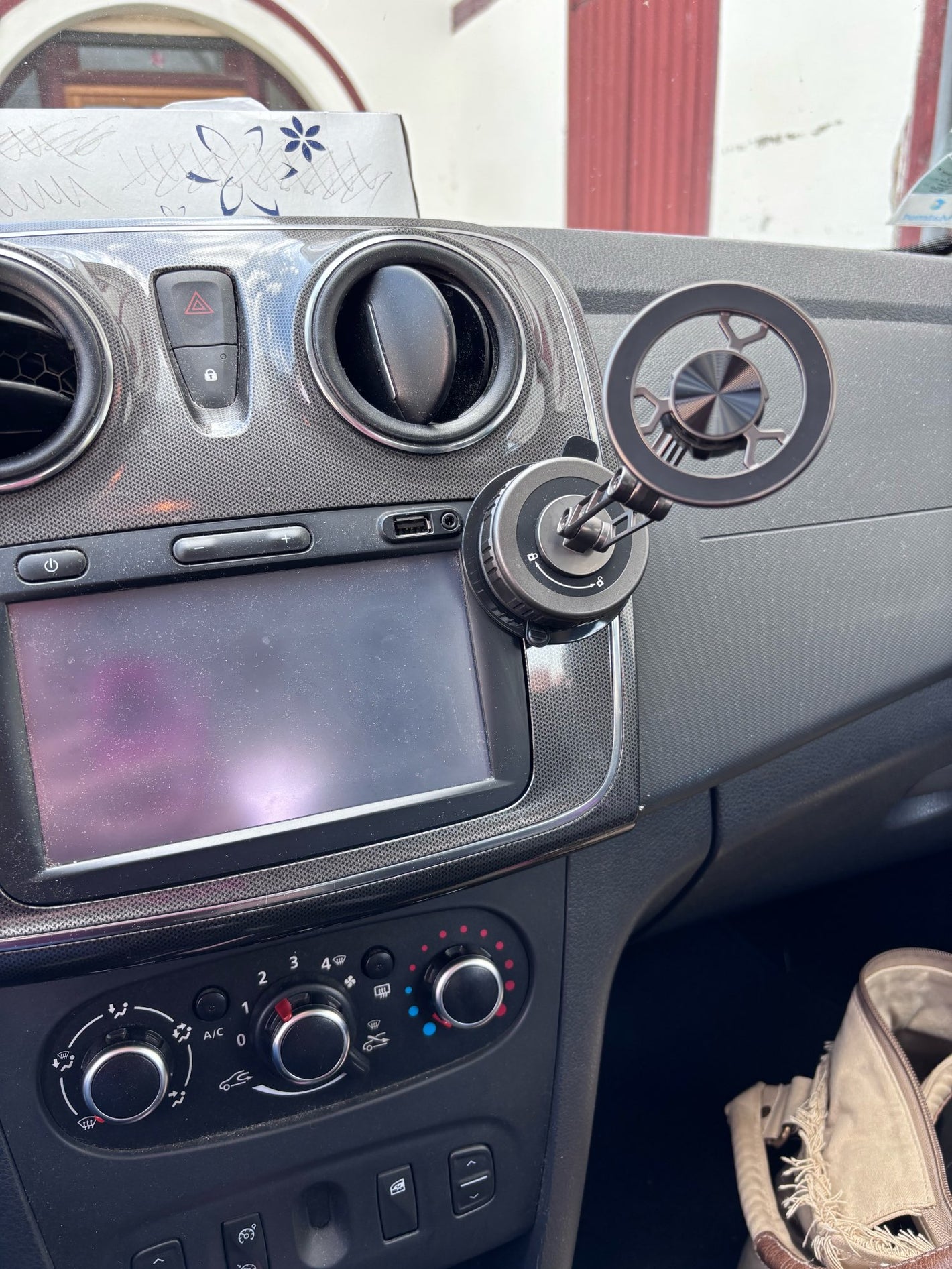 FlexGrip מותקן ליד מסך הרכב