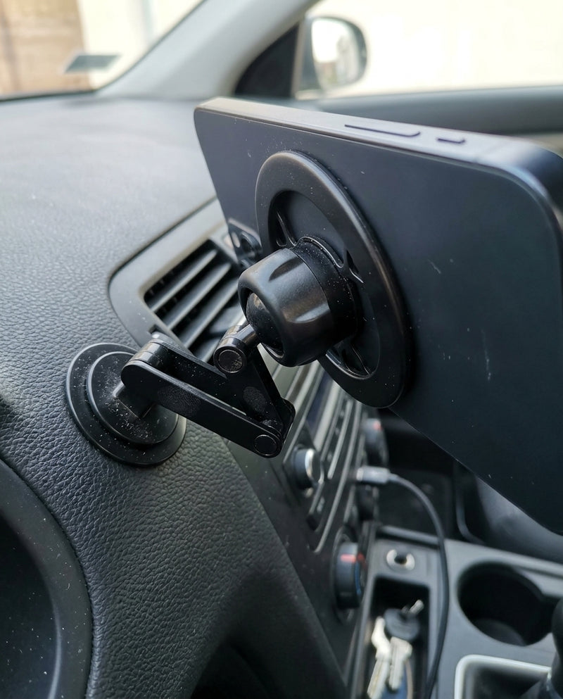 דשבורד עם CarPlay והמתאם מחובר