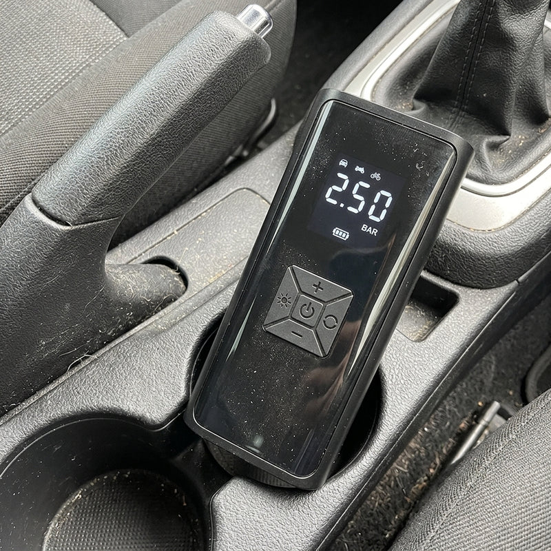 דשבורד עם CarPlay והמתאם מחובר
