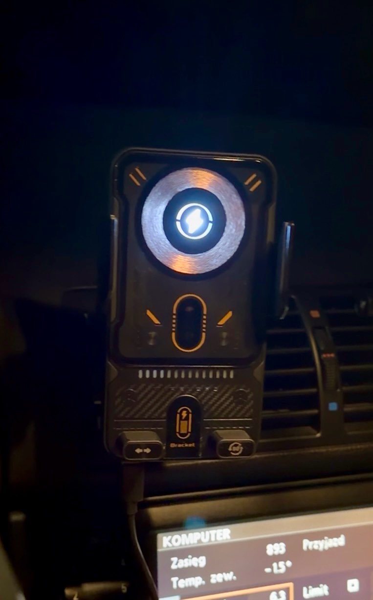 דשבורד עם CarPlay והמתאם מחובר
