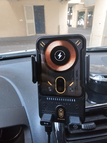 דשבורד עם CarPlay והמתאם מחובר