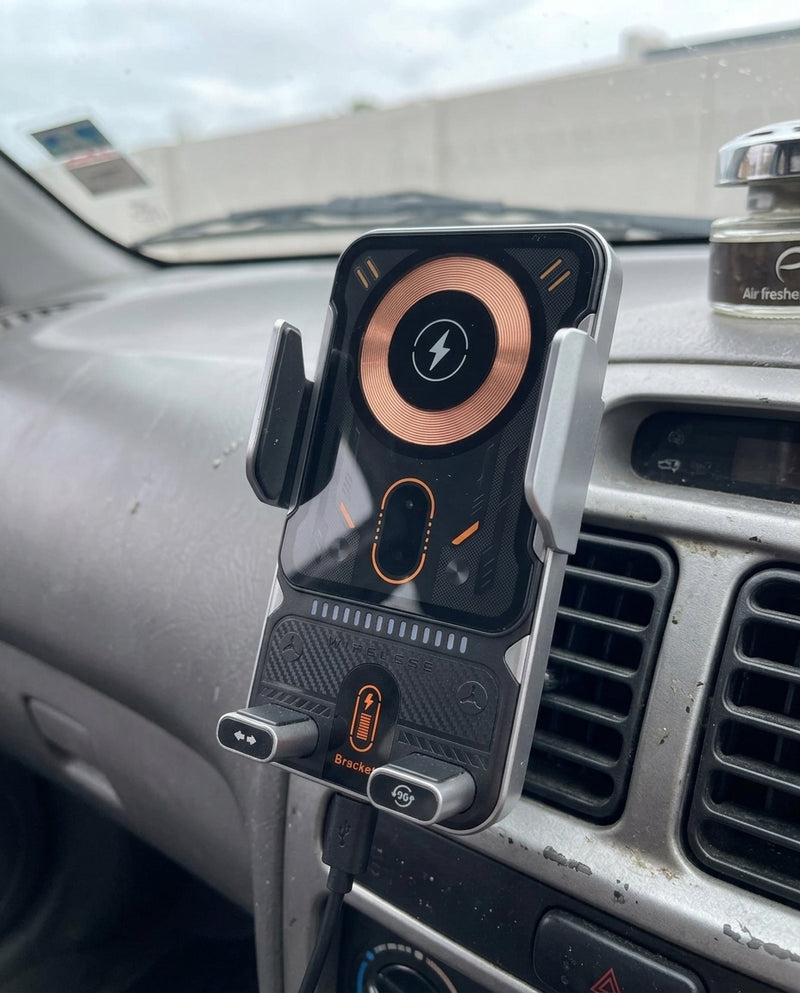דשבורד עם CarPlay והמתאם מחובר